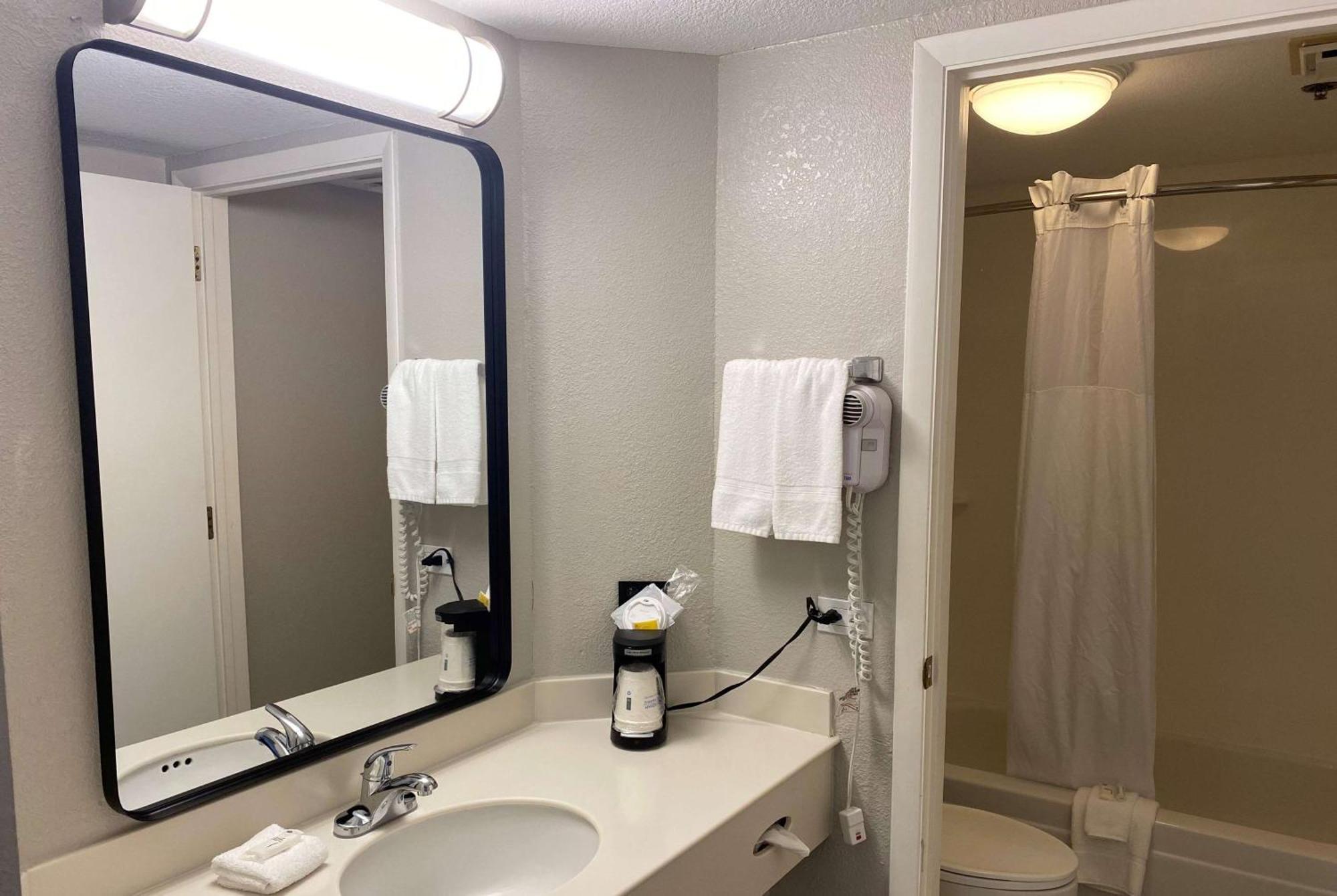 Days Inn & Suites By Wyndham Arlington Heights Buitenkant foto