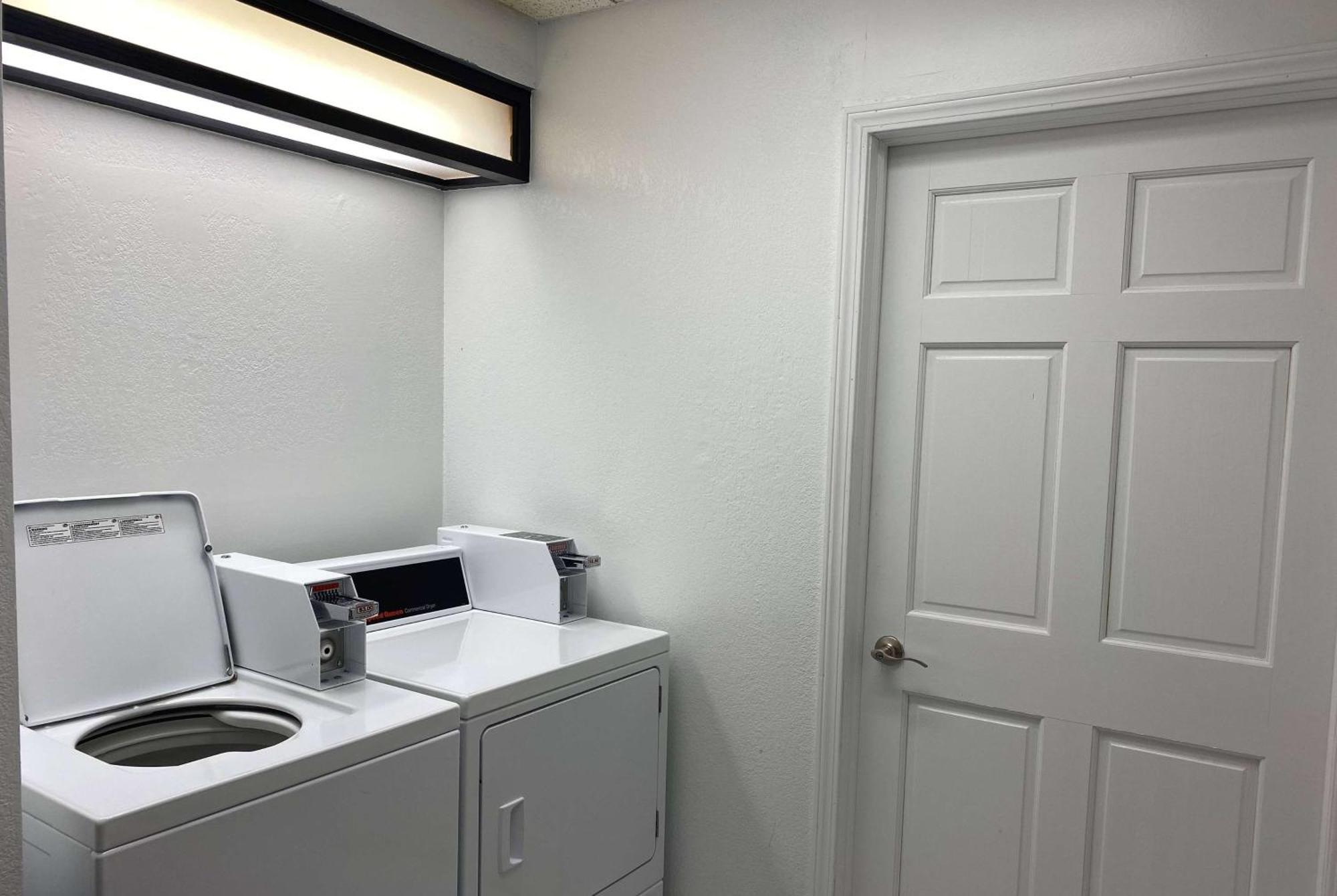 Days Inn & Suites By Wyndham Arlington Heights Buitenkant foto