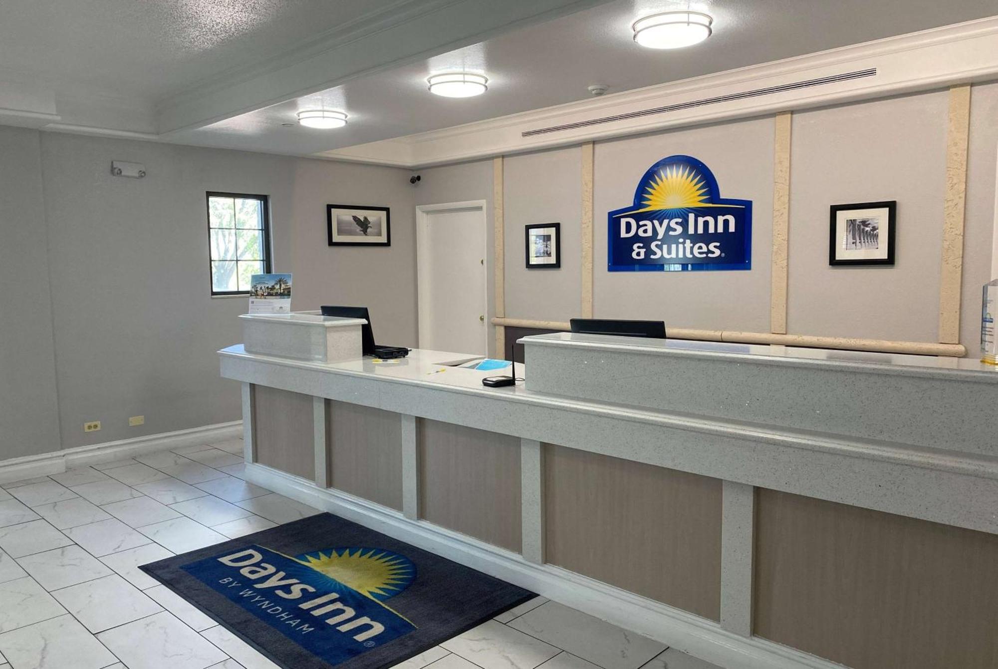 Days Inn & Suites By Wyndham Arlington Heights Buitenkant foto