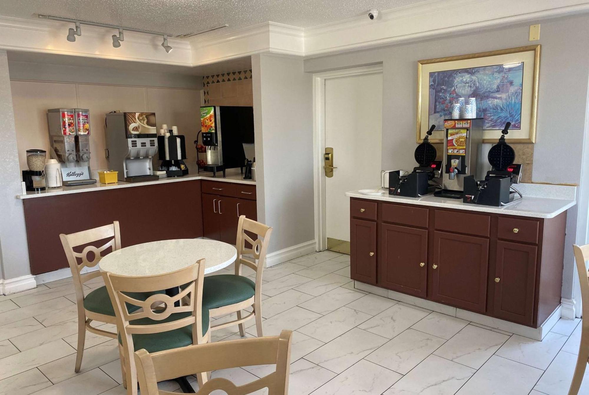 Days Inn & Suites By Wyndham Arlington Heights Buitenkant foto