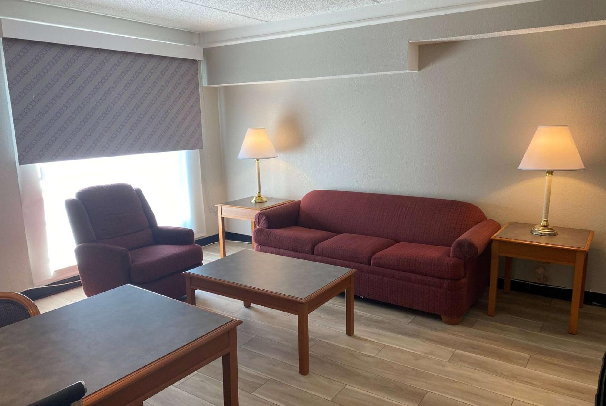 Days Inn & Suites By Wyndham Arlington Heights Buitenkant foto