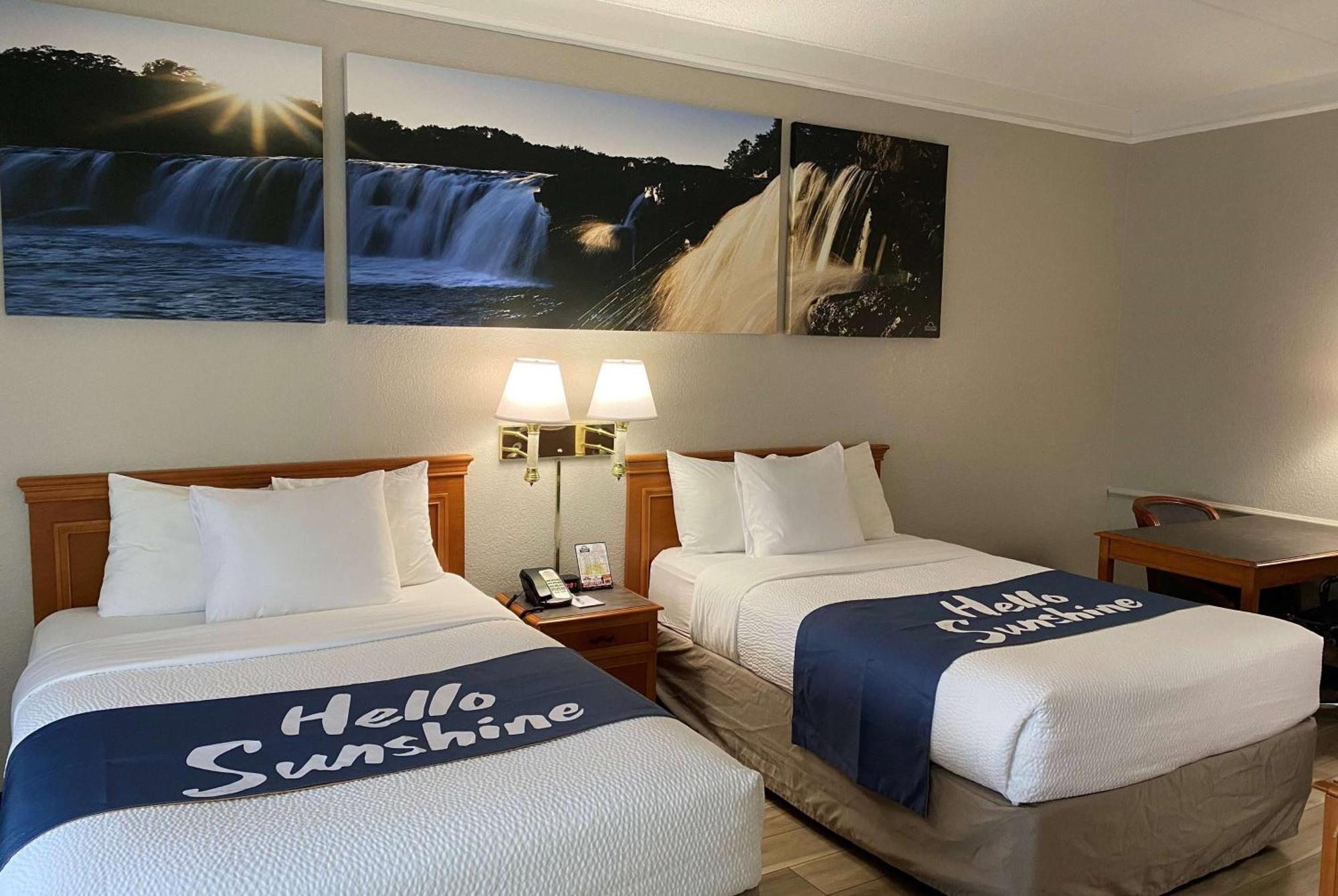 Days Inn & Suites By Wyndham Arlington Heights Buitenkant foto