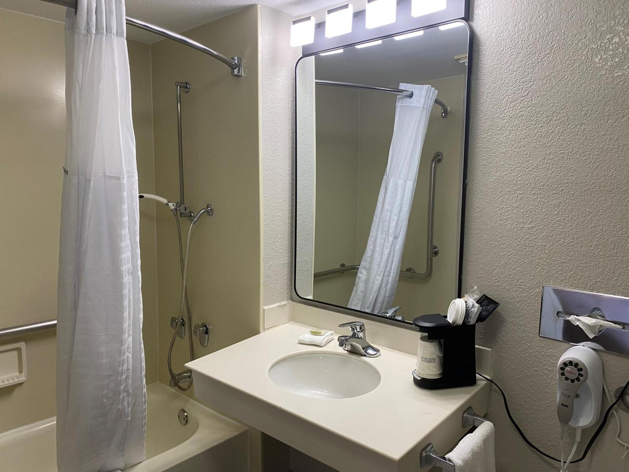 Days Inn & Suites By Wyndham Arlington Heights Buitenkant foto