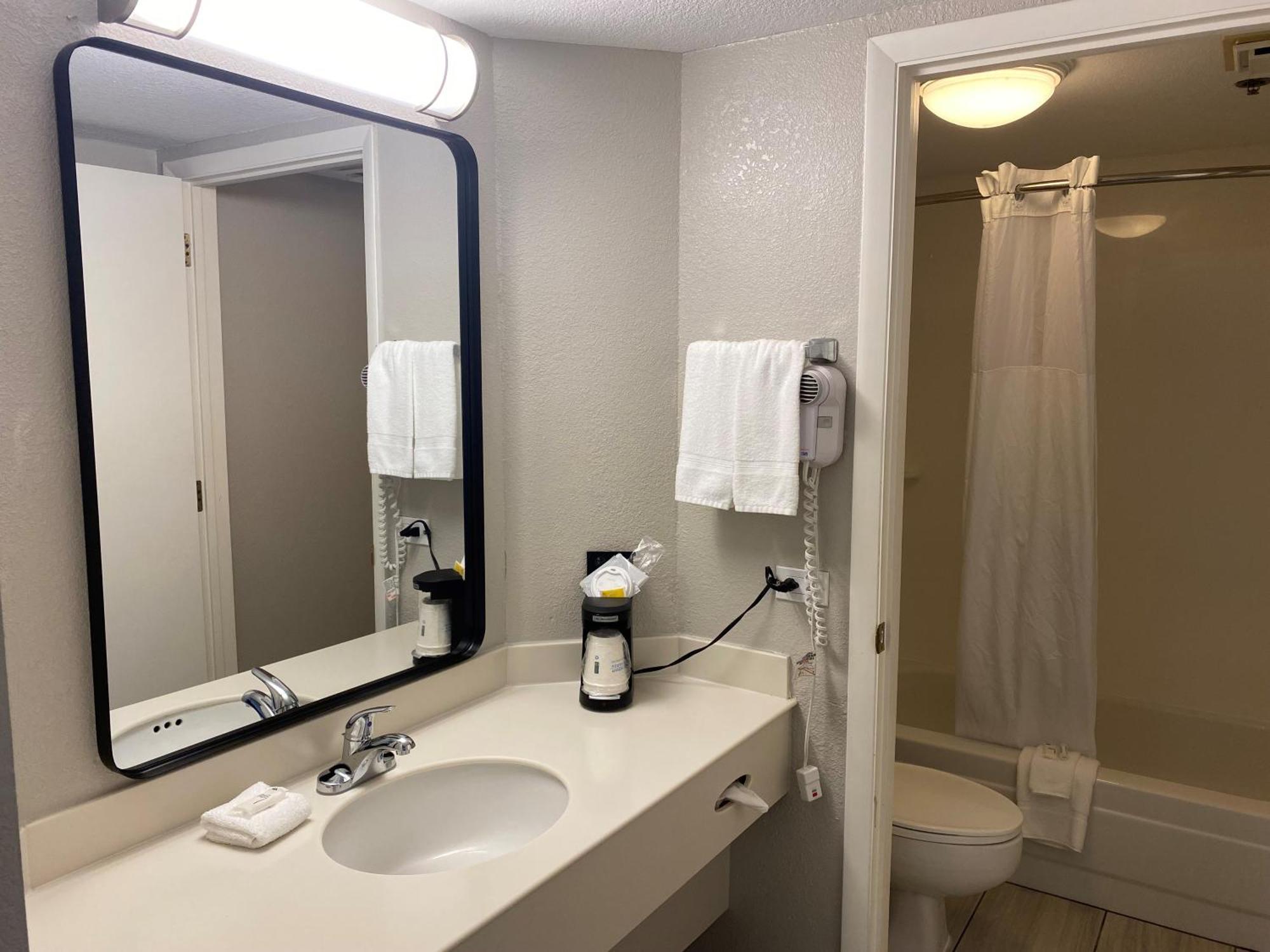 Days Inn & Suites By Wyndham Arlington Heights Buitenkant foto