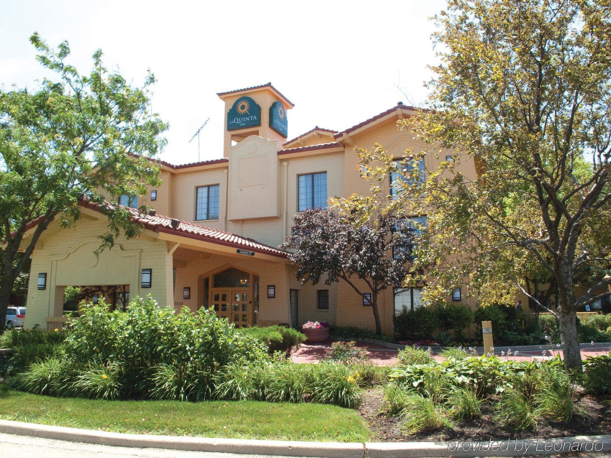 Days Inn & Suites By Wyndham Arlington Heights Buitenkant foto