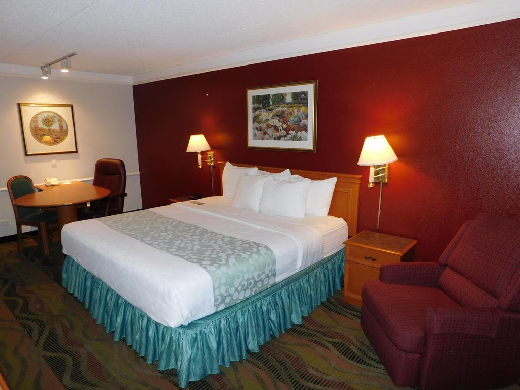 Days Inn & Suites By Wyndham Arlington Heights Buitenkant foto