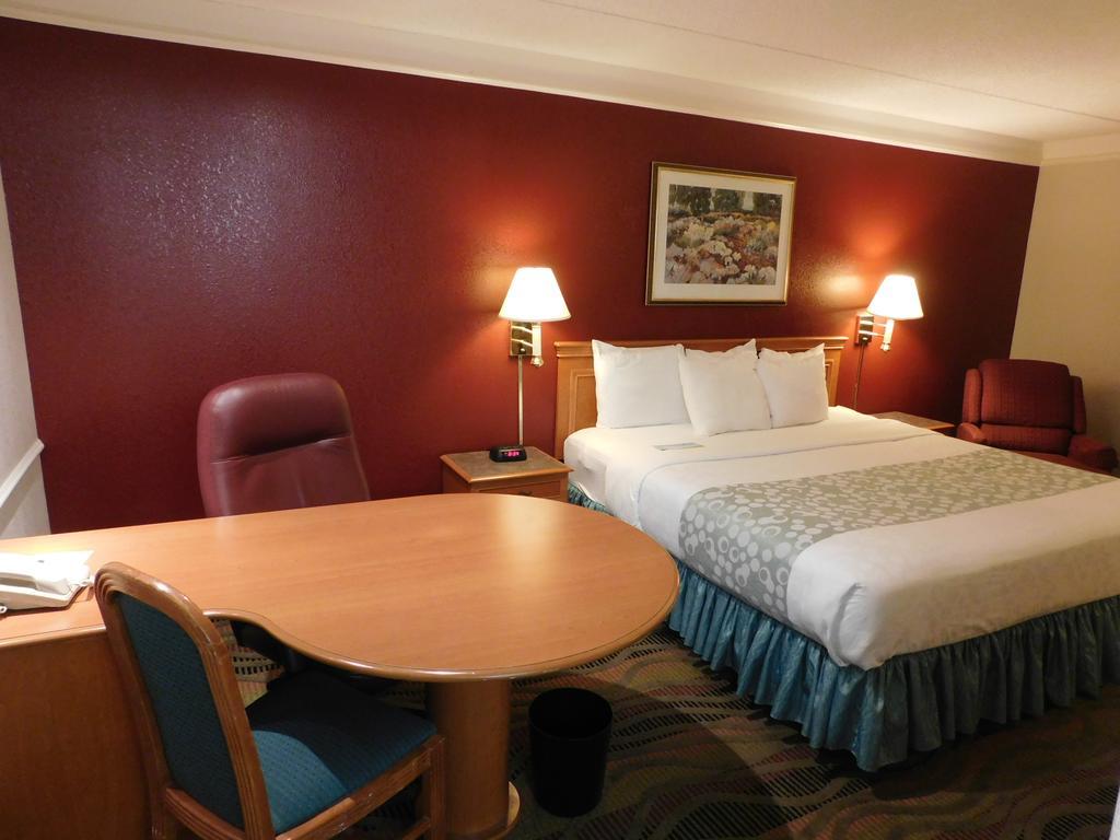 Days Inn & Suites By Wyndham Arlington Heights Buitenkant foto