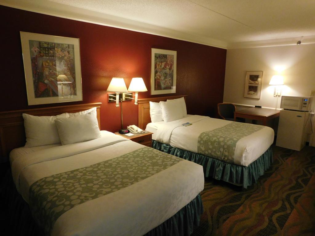 Days Inn & Suites By Wyndham Arlington Heights Buitenkant foto