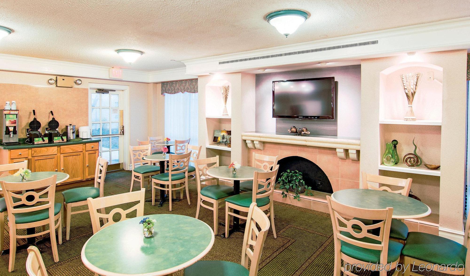 Days Inn & Suites By Wyndham Arlington Heights Buitenkant foto