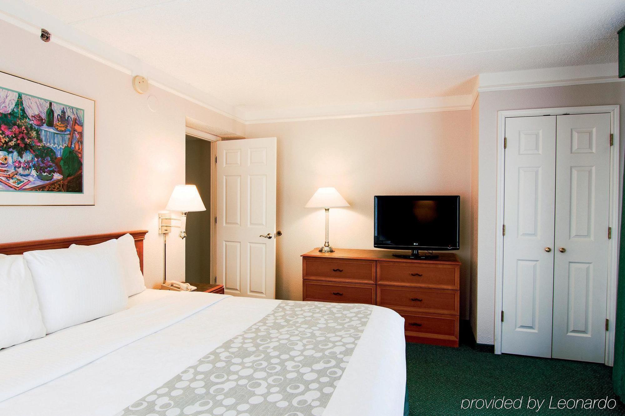 Days Inn & Suites By Wyndham Arlington Heights Buitenkant foto