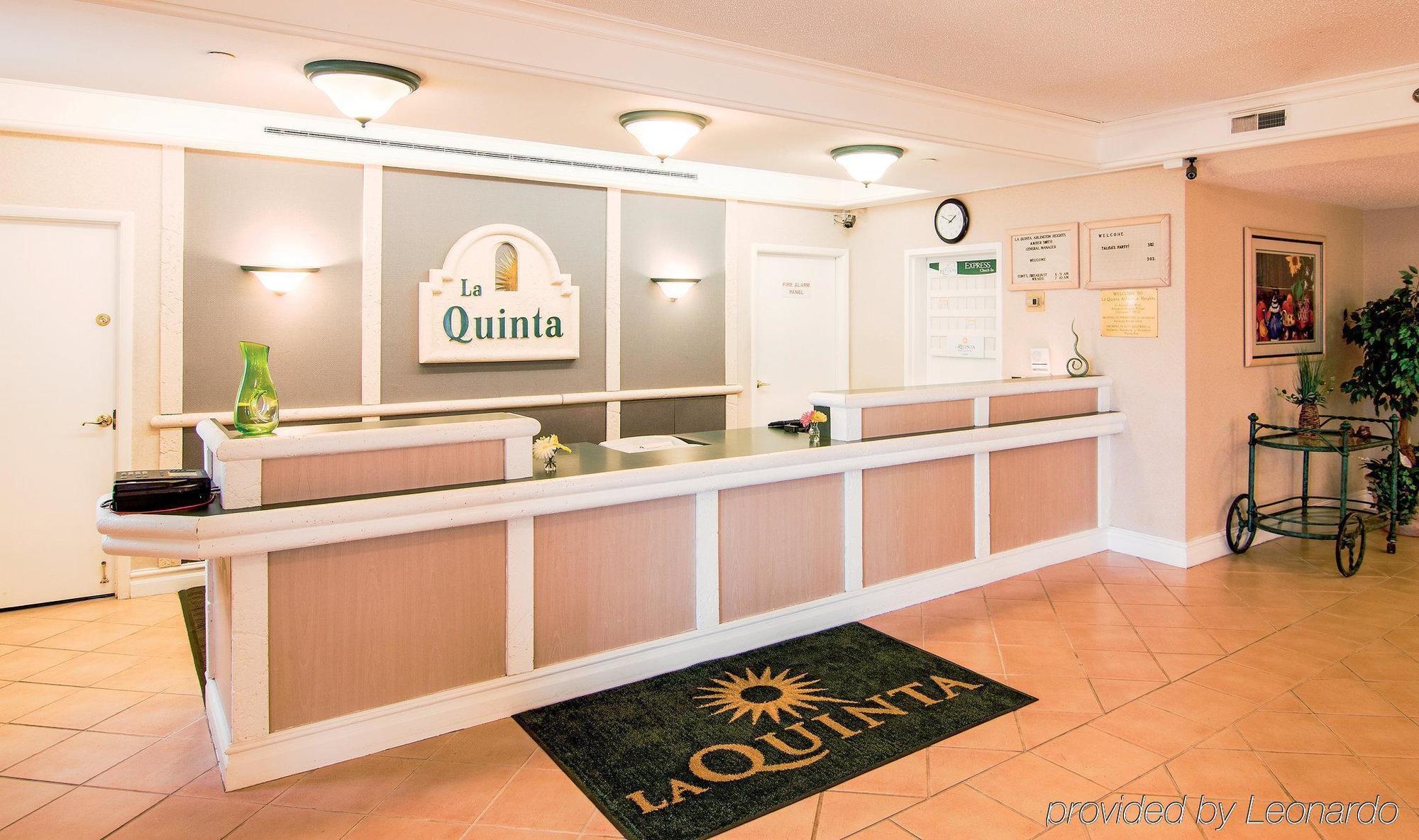 Days Inn & Suites By Wyndham Arlington Heights Buitenkant foto