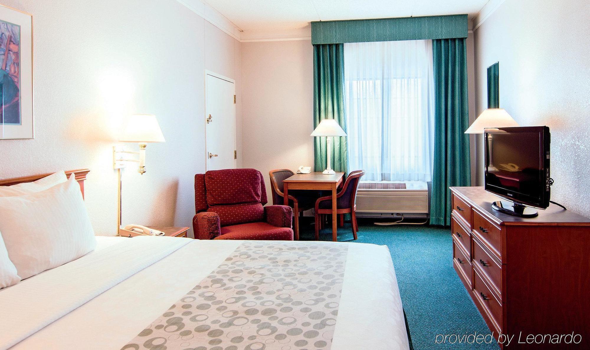Days Inn & Suites By Wyndham Arlington Heights Buitenkant foto