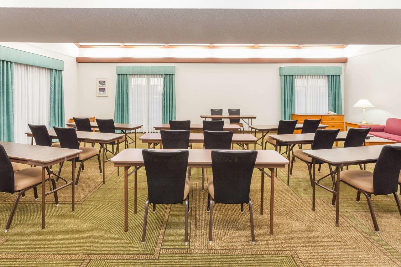 Days Inn & Suites By Wyndham Arlington Heights Buitenkant foto