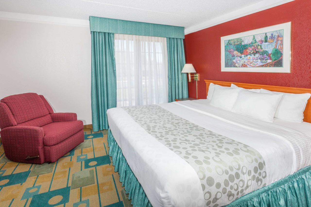 Days Inn & Suites By Wyndham Arlington Heights Buitenkant foto