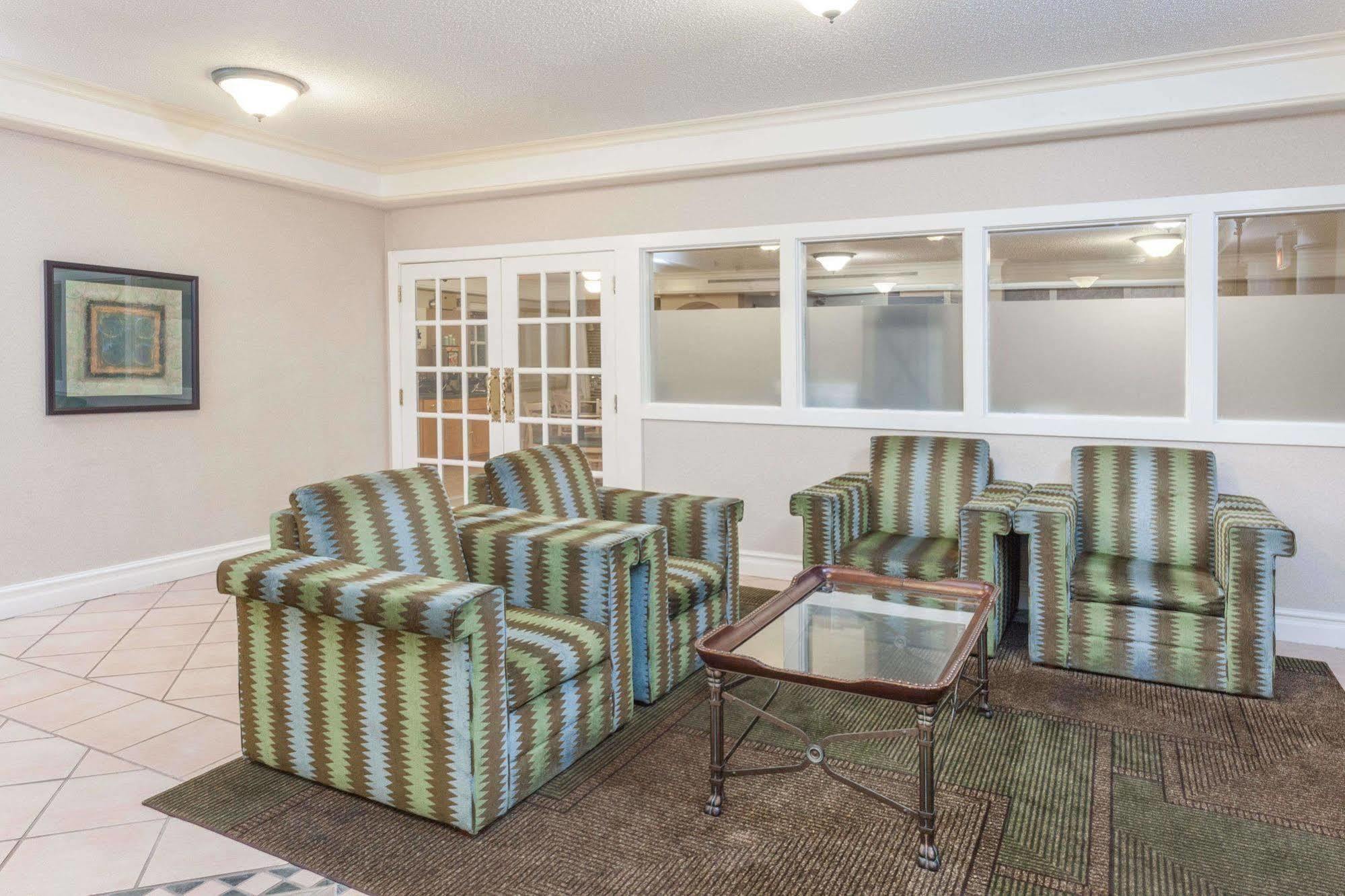Days Inn & Suites By Wyndham Arlington Heights Buitenkant foto