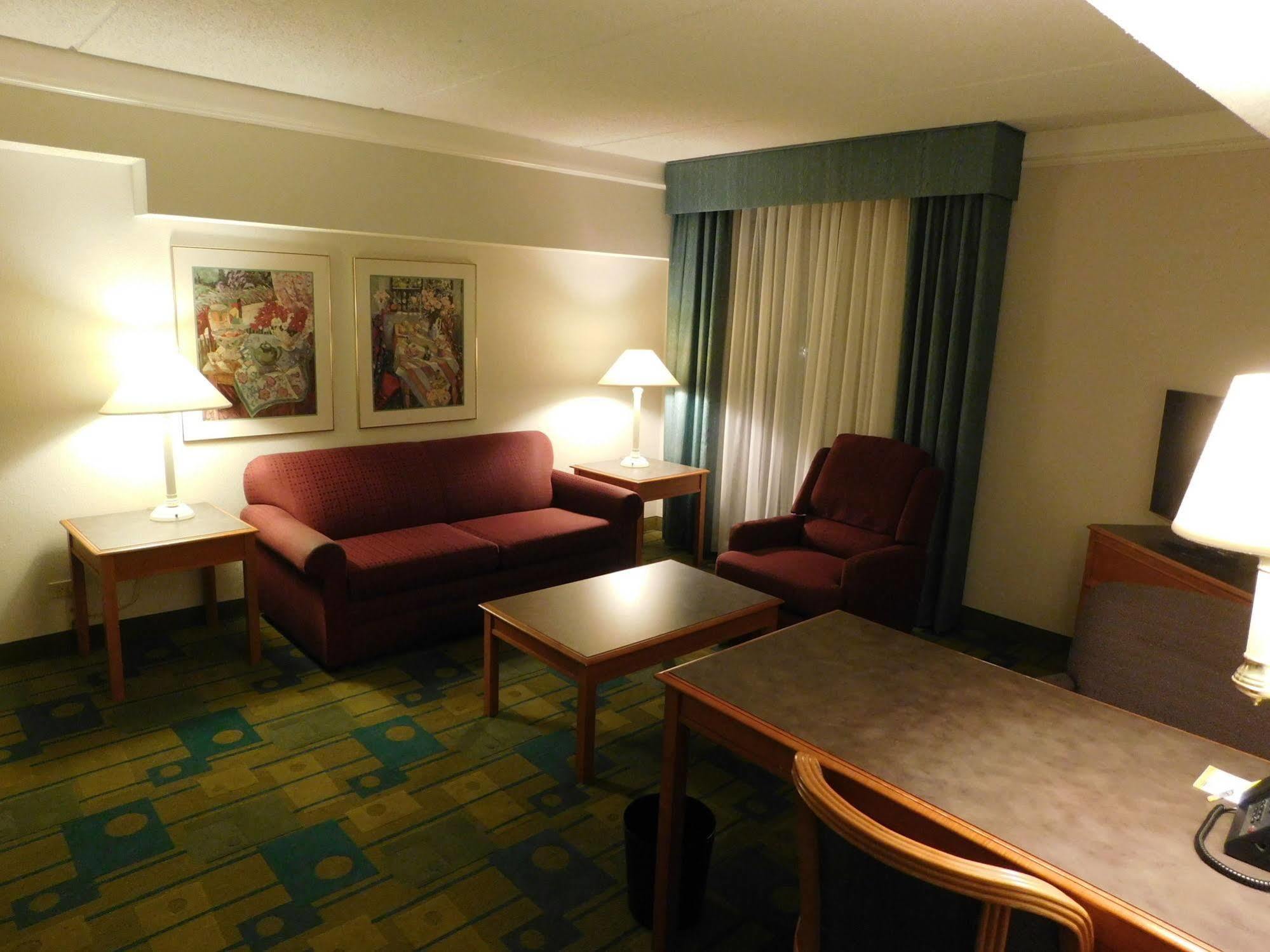 Days Inn & Suites By Wyndham Arlington Heights Buitenkant foto