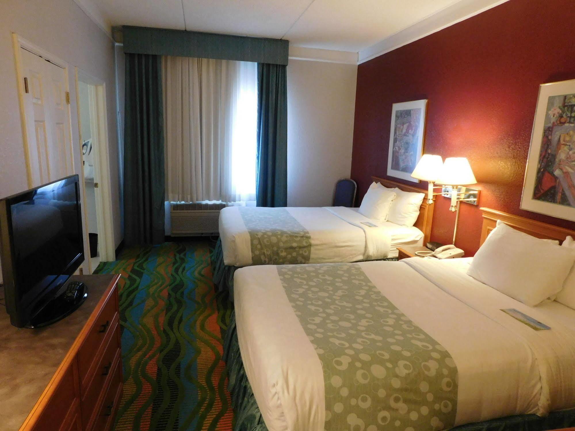 Days Inn & Suites By Wyndham Arlington Heights Buitenkant foto