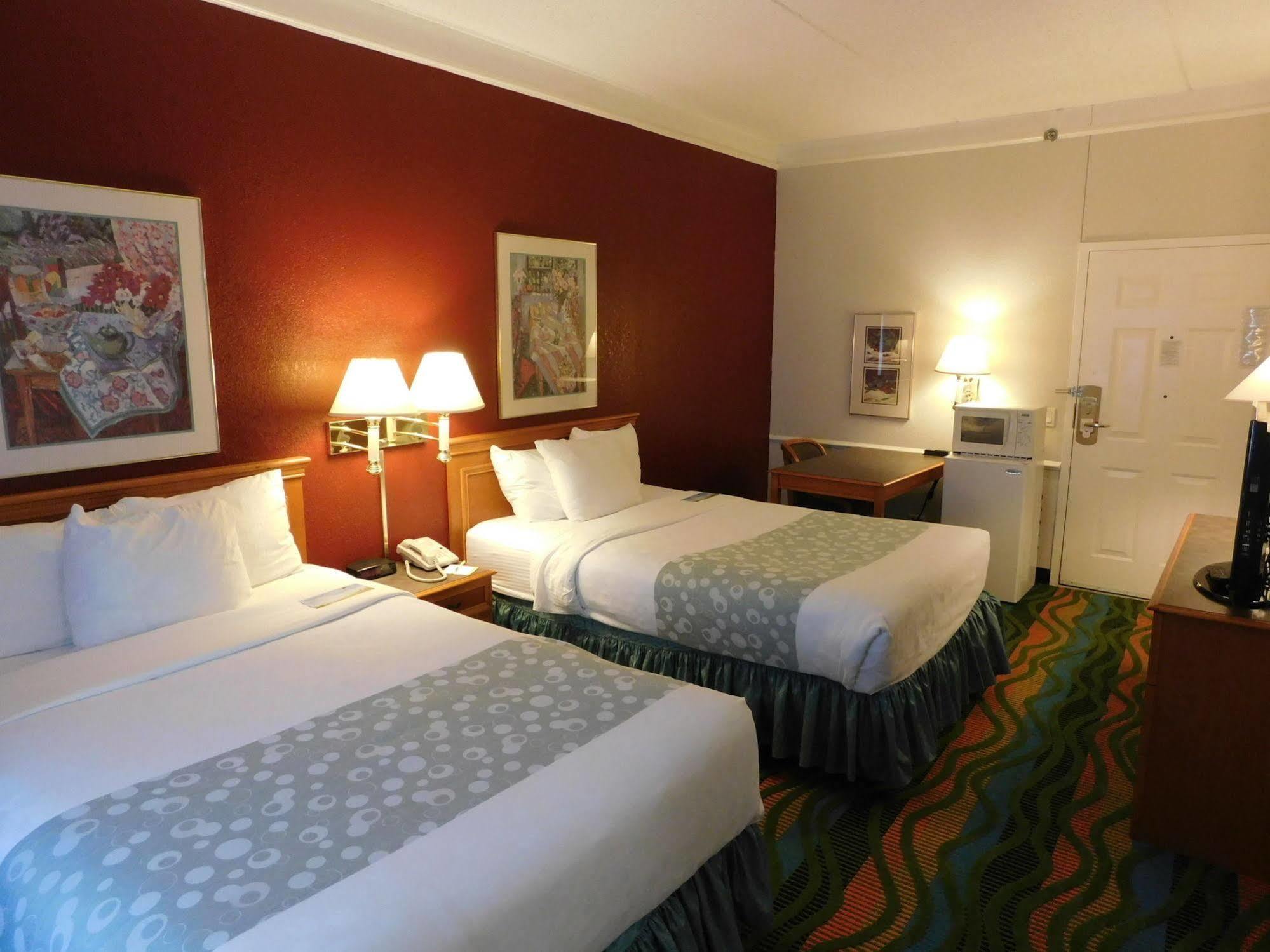 Days Inn & Suites By Wyndham Arlington Heights Buitenkant foto
