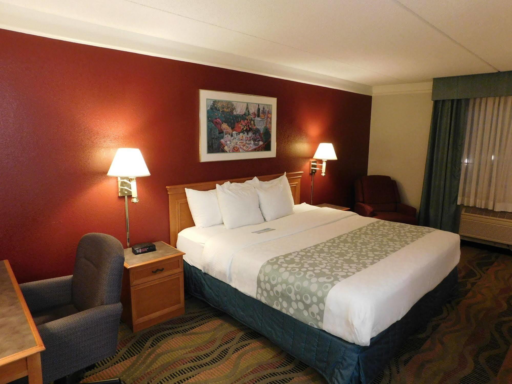 Days Inn & Suites By Wyndham Arlington Heights Buitenkant foto