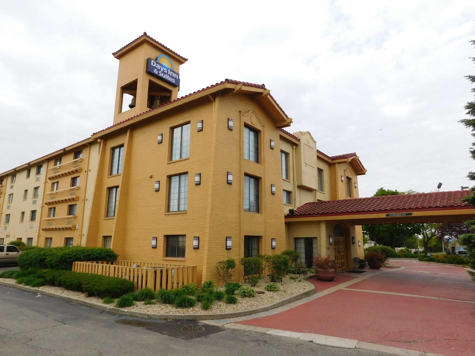 Days Inn & Suites By Wyndham Arlington Heights Buitenkant foto