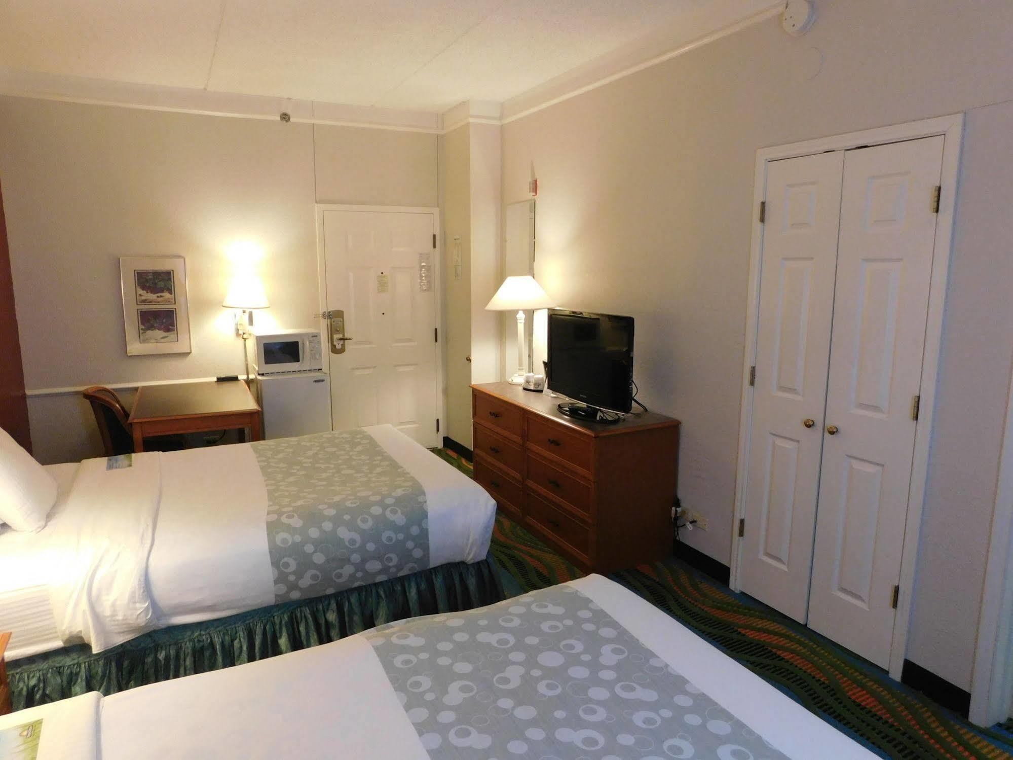 Days Inn & Suites By Wyndham Arlington Heights Buitenkant foto