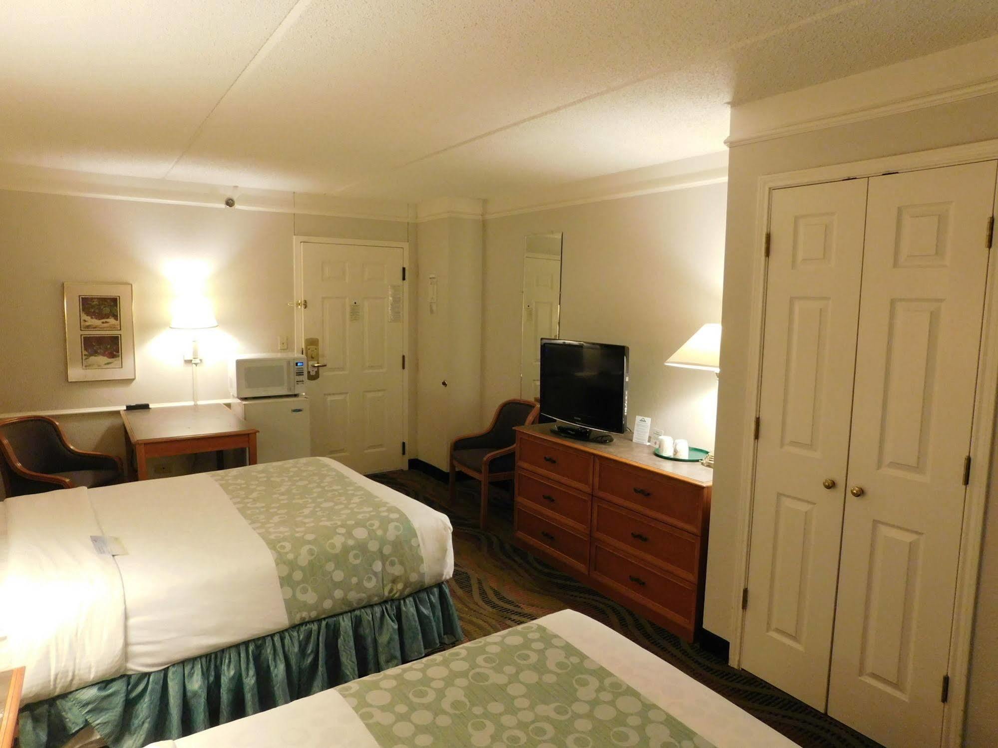 Days Inn & Suites By Wyndham Arlington Heights Buitenkant foto