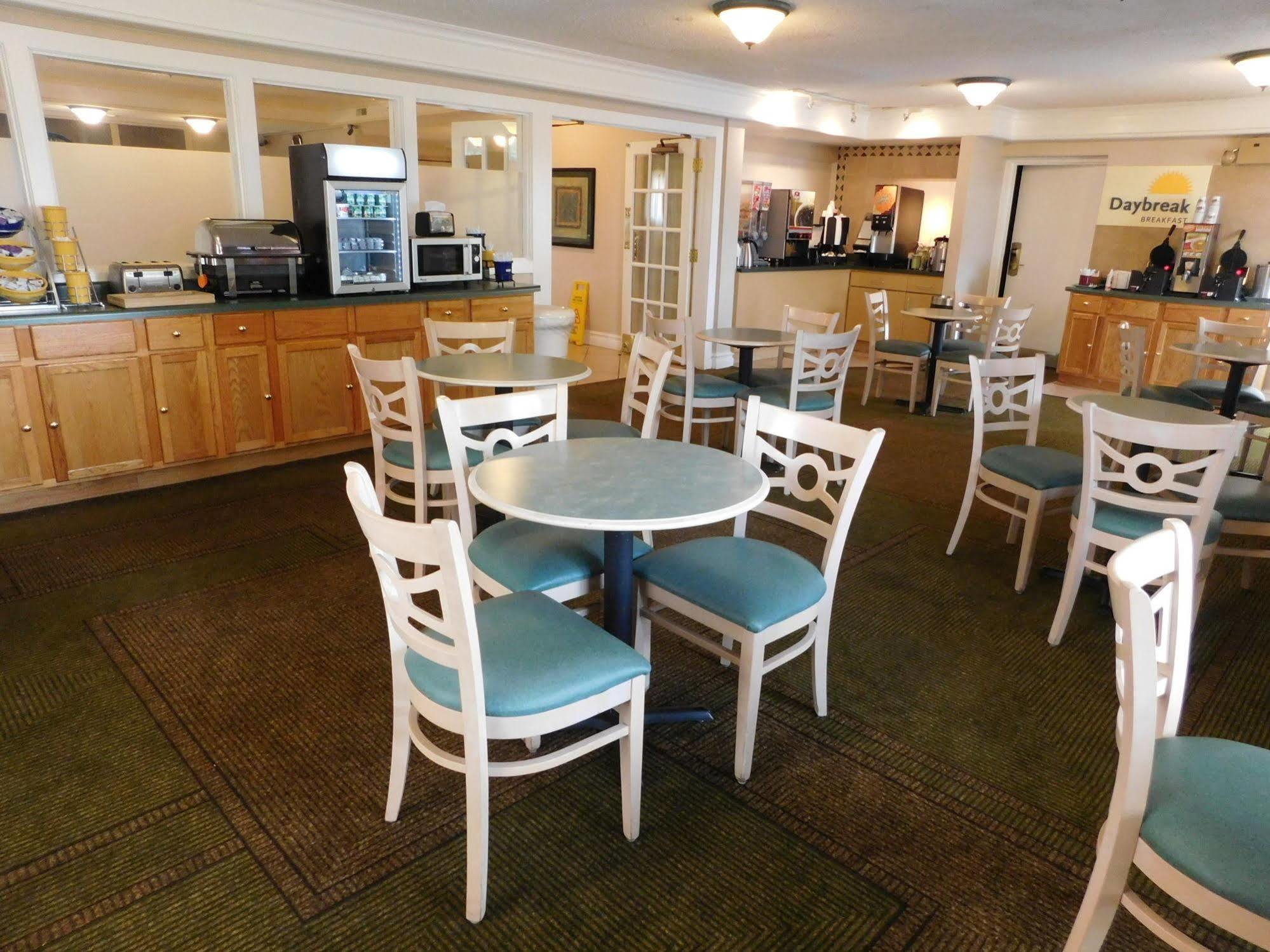 Days Inn & Suites By Wyndham Arlington Heights Buitenkant foto