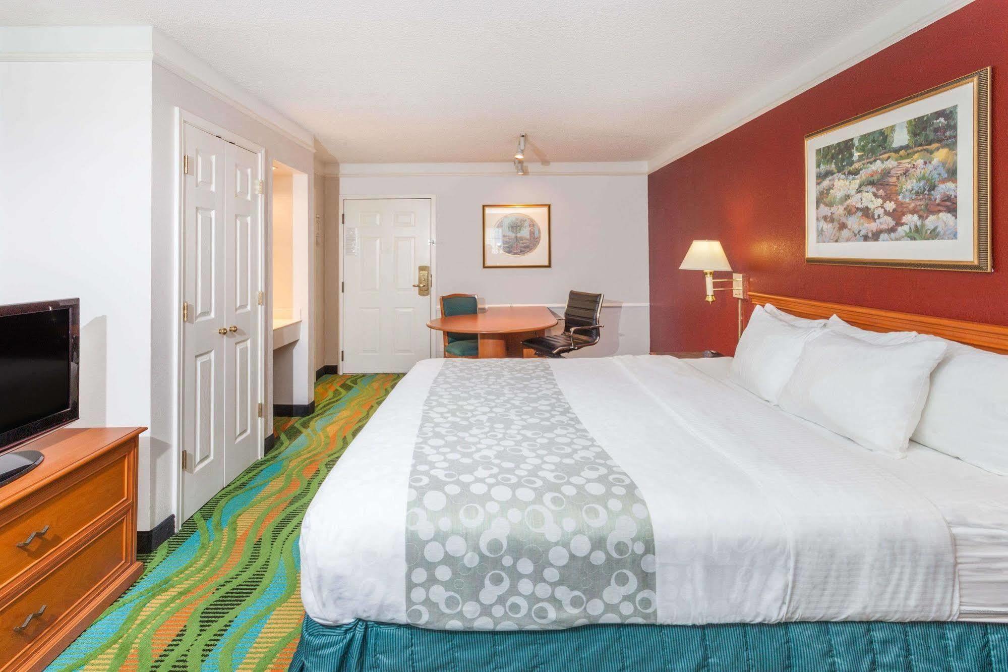 Days Inn & Suites By Wyndham Arlington Heights Buitenkant foto