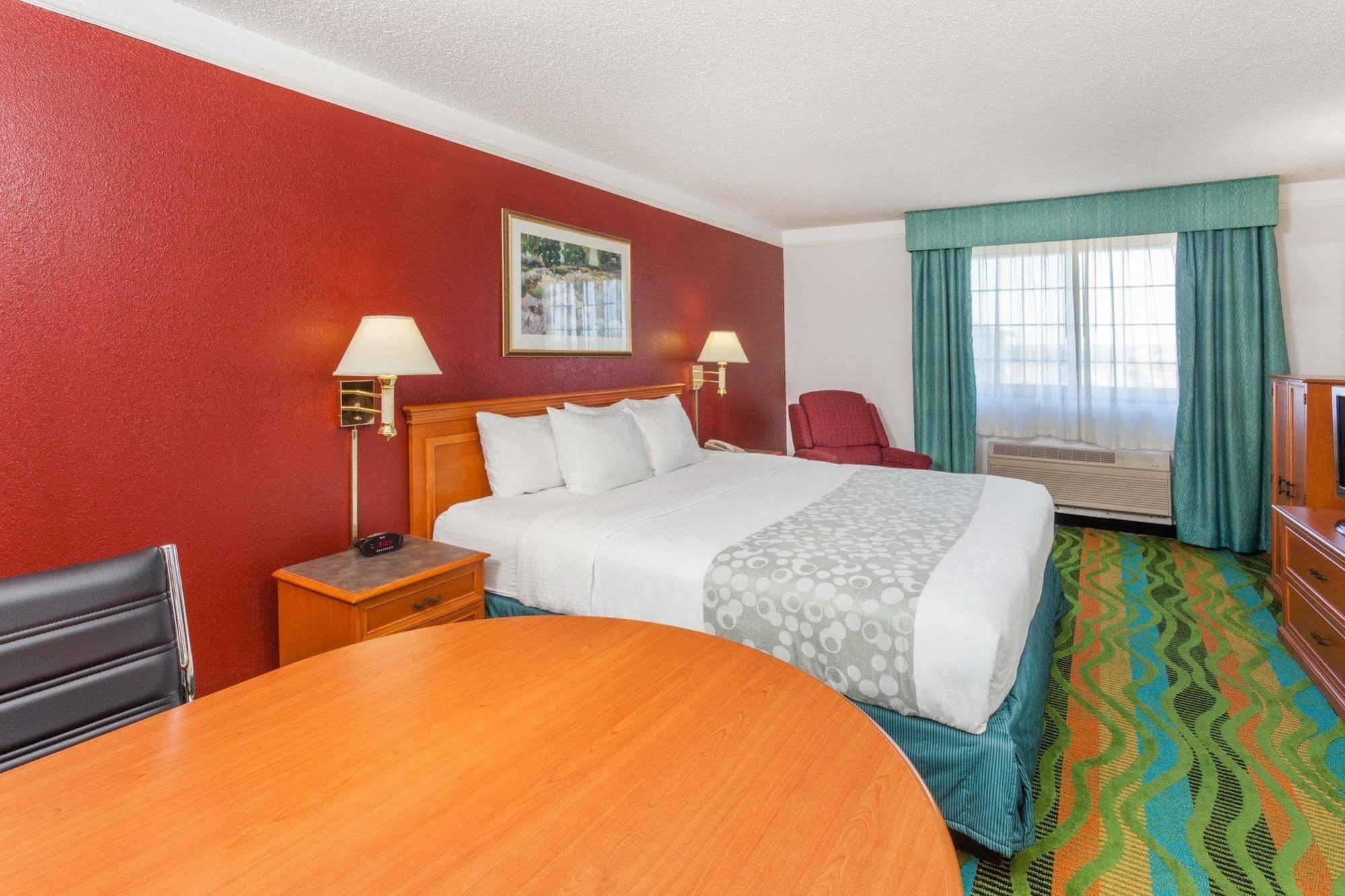 Days Inn & Suites By Wyndham Arlington Heights Buitenkant foto