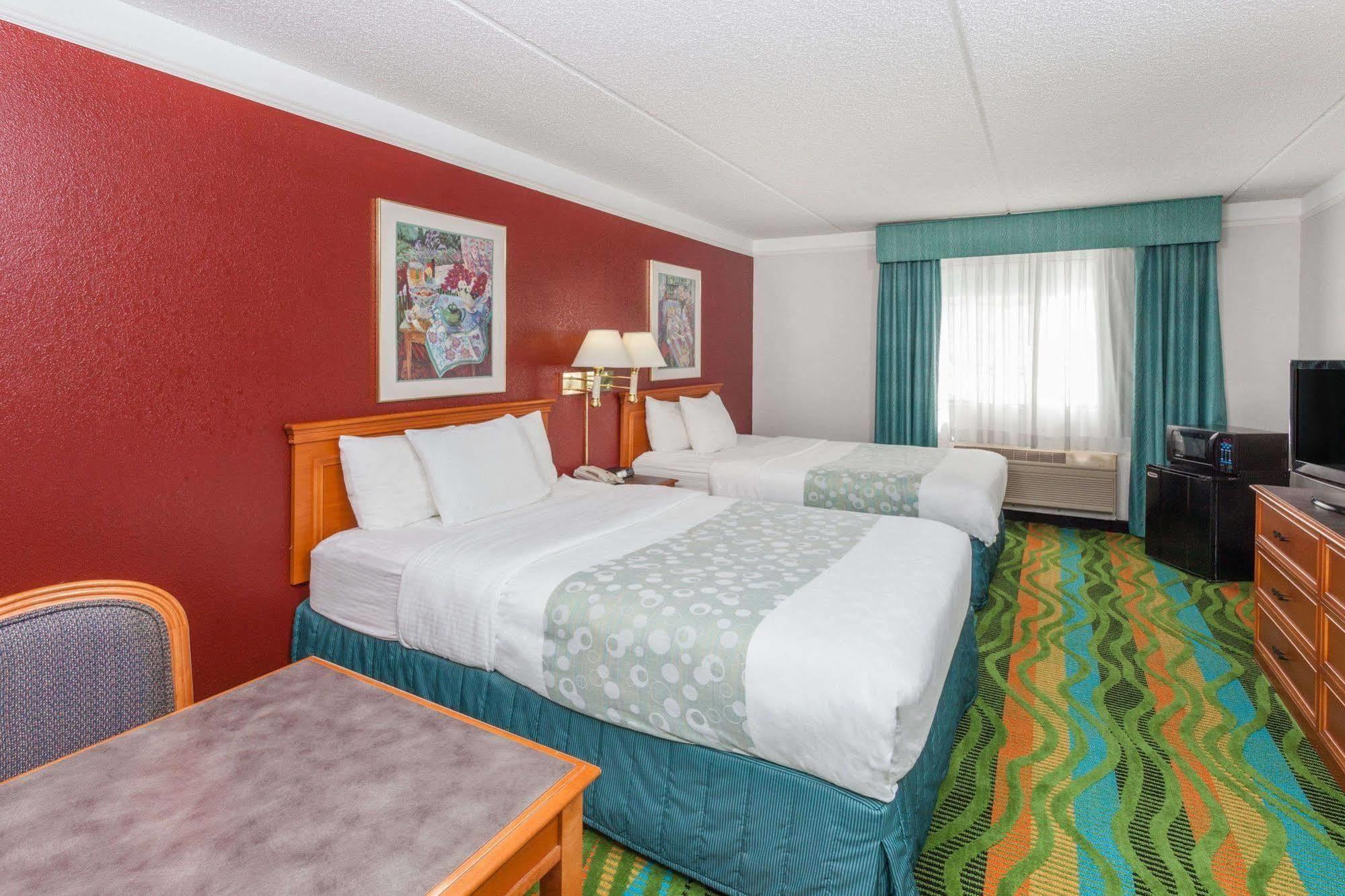 Days Inn & Suites By Wyndham Arlington Heights Buitenkant foto