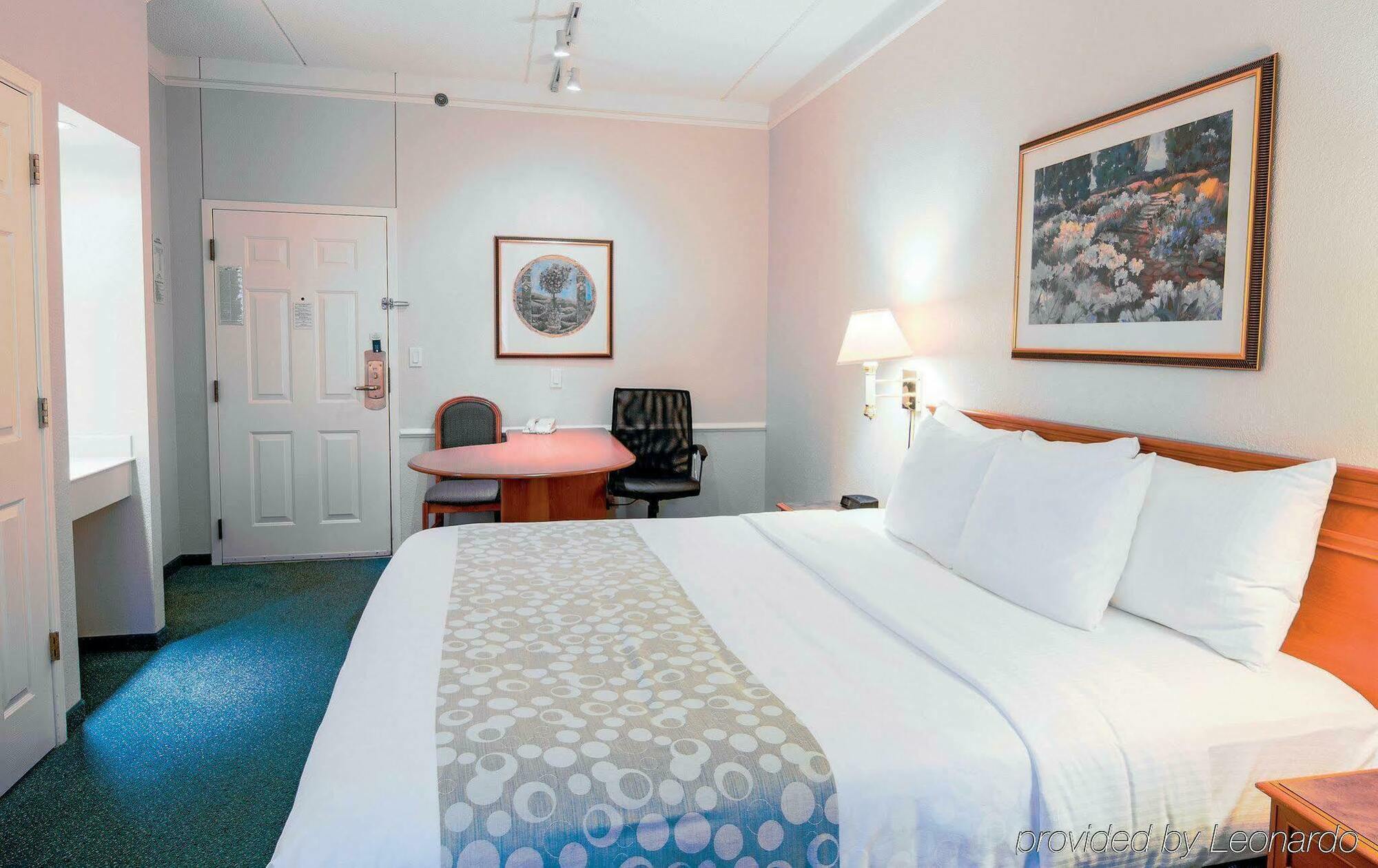Days Inn & Suites By Wyndham Arlington Heights Buitenkant foto